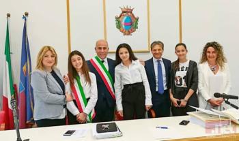 consiglio-ragazzi-baby-sindaco-benedetta-izzi-ex-sindaco-salvatore-de-meo.jpg