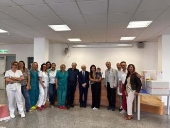 EQUIPE-OSPEDALE-CON-SINDACO-E-BIMBO.jpg