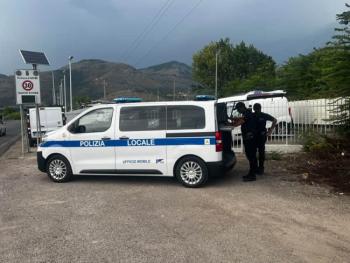 controlli-su-strada-furgone-polizia-locale.jpeg