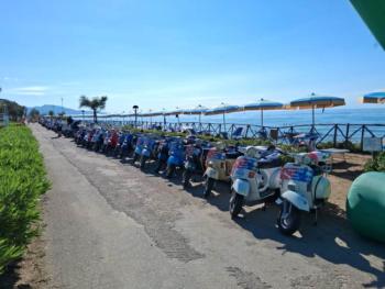 vespe in esposizione nel village fronte mare